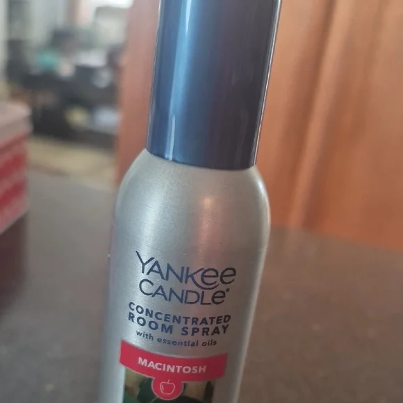 Yankee Candle Macintosh Scented Room Spray with Silver Bottle - Picture 4 of 9